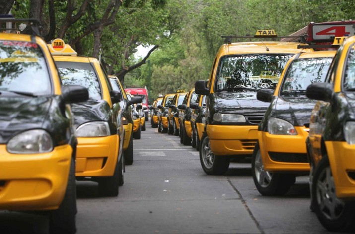 Autorizan aumento de tarifas para taxis y remises