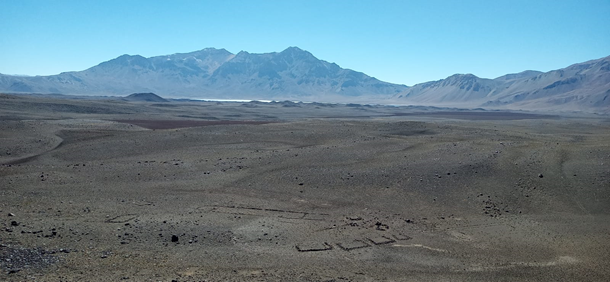 Vista del sitio LD S25 con la Laguna del Diamante al fondo.