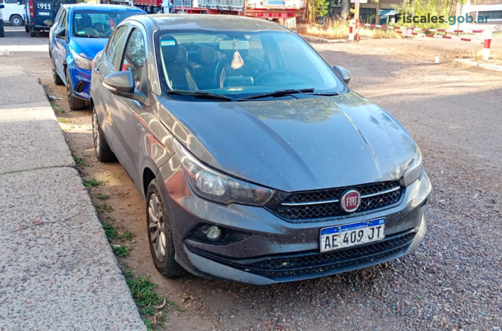 &nbsp;El Fiat Cronos donde los imputados transportaron la cocaína desde la provincia de Salta hacia la de Mendoza y detrás uno de los "coches punteros". Foto: Gendarmería Nacional